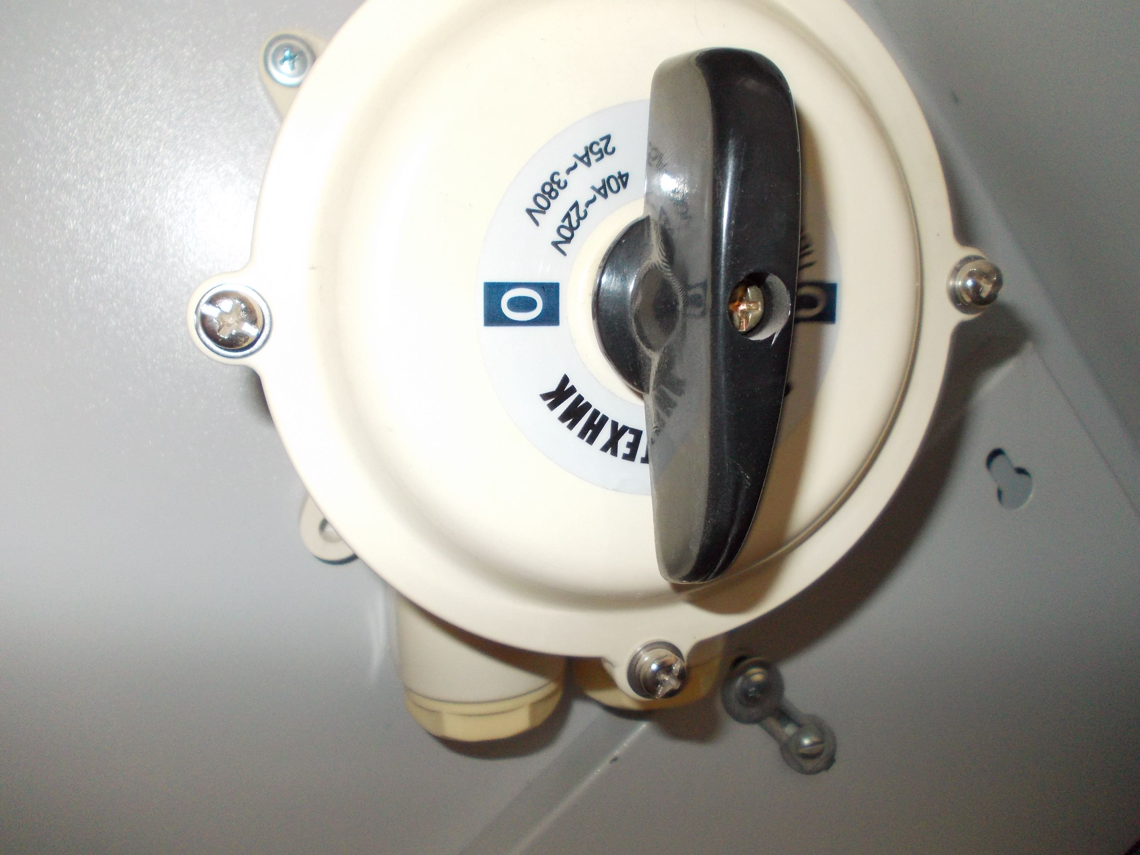 ����������� �������� � ������� IP56 �� 3- 40 �1 (40�/220, 25A/380)