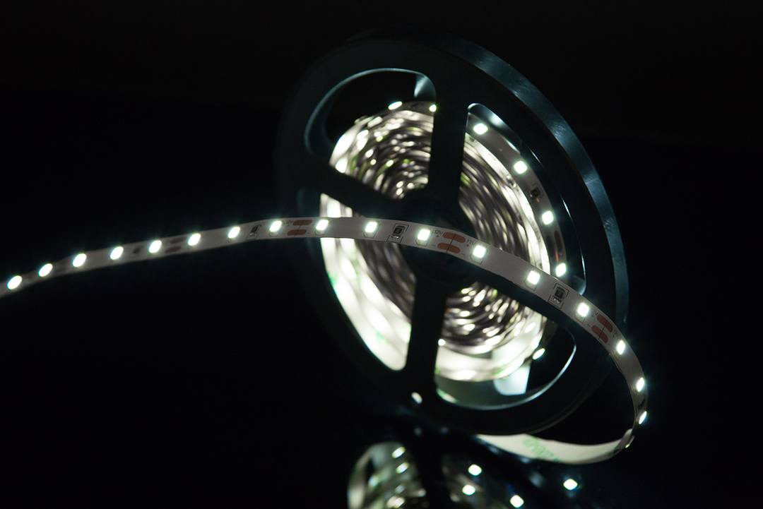 ������������ ����� SMD 2835, 60 LED/�., 4,8 ��/�., 12�. , IP20, ����: �������� �����